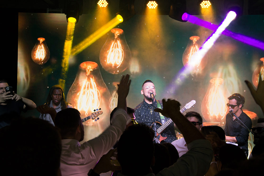 luzes coloridas no palco durante musica ao vivo, no casamento realizado em araras 2021