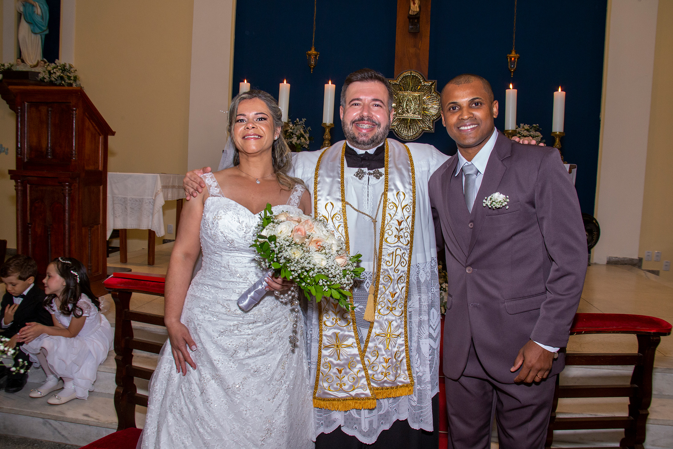 padre e noivos durante cerimonia de casamento